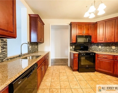 105 Regency Place - Photo Thumbnail 6