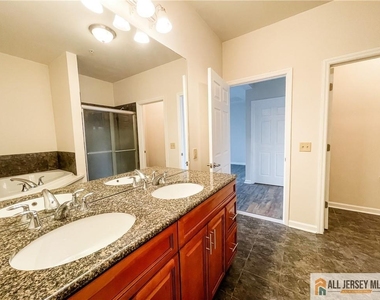 105 Regency Place - Photo Thumbnail 20