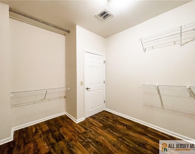 105 Regency Place - Photo Thumbnail 18