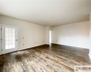 105 Regency Place - Photo Thumbnail 12