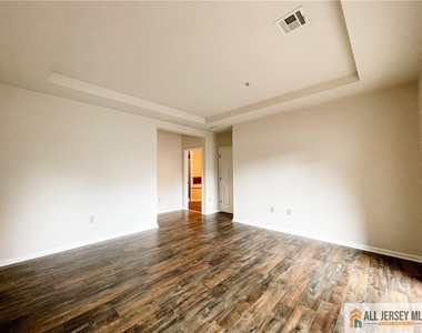 105 Regency Place - Photo Thumbnail 16