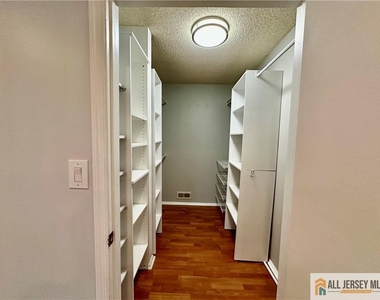 111 Lindsey Court - Photo Thumbnail 15