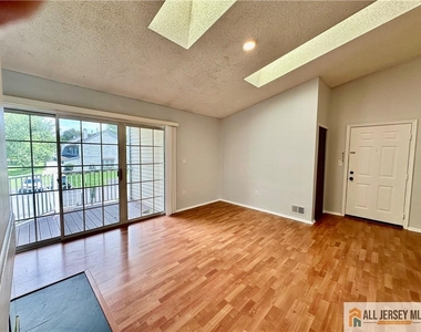 111 Lindsey Court - Photo Thumbnail 8