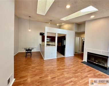 111 Lindsey Court - Photo Thumbnail 5