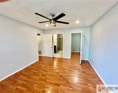 111 Lindsey Court - Photo Thumbnail 10