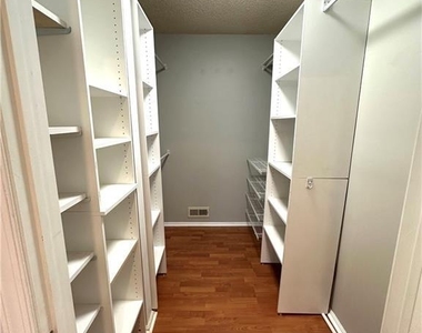 111 Lindsey Court - Photo Thumbnail 14