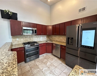 111 Lindsey Court - Photo Thumbnail 2