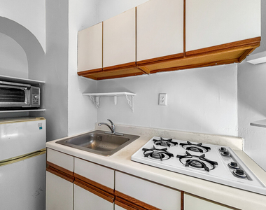 155 E 52nd Street - Photo Thumbnail 2