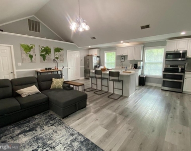 522 W King Street - Photo Thumbnail 8