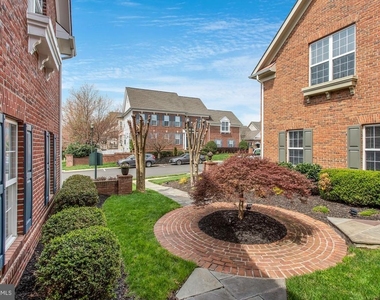 18488 Lanier Island Square - Photo Thumbnail 2