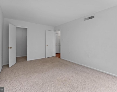 4420 Briarwood Court N - Photo Thumbnail 10