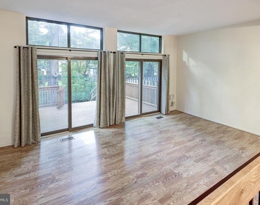 1502 Farsta Court - Photo Thumbnail 9