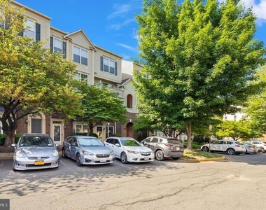 7014 Metropolitan Place - Photo Thumbnail 2