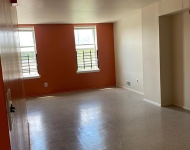 4517 N 20th Street - Photo Thumbnail 3