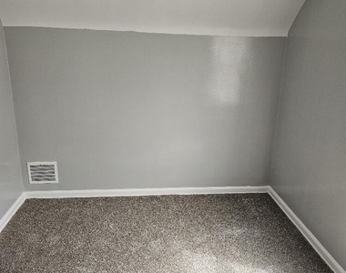 3337 S Bassett - Photo Thumbnail 10