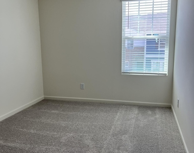 2065 Glen Crossing Drive - Photo Thumbnail 5
