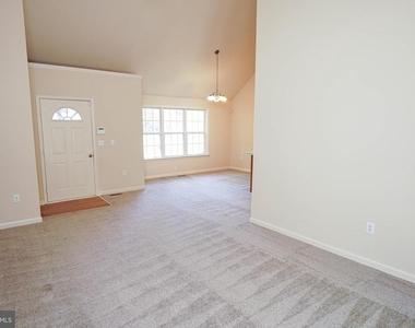 935 Queen Avenue - Photo Thumbnail 9