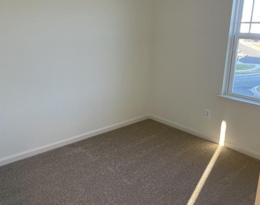 377 Hackley Drive - Photo Thumbnail 4