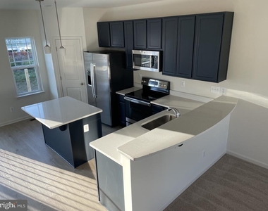 377 Hackley Drive - Photo Thumbnail 6