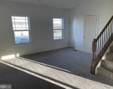 377 Hackley Drive - Photo Thumbnail 2