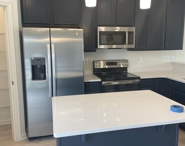 377 Hackley Drive - Photo Thumbnail 7