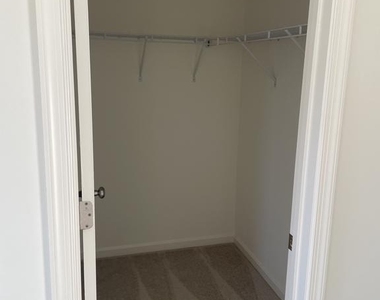 377 Hackley Drive - Photo Thumbnail 9