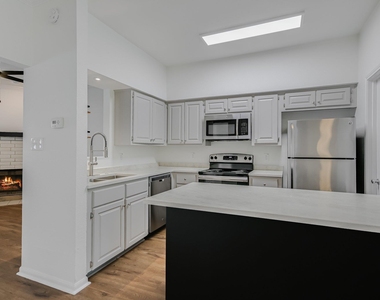 1307 Kinney Ave - Photo Thumbnail 6
