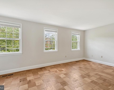 3231 Sutton Place Nw - Photo Thumbnail 7