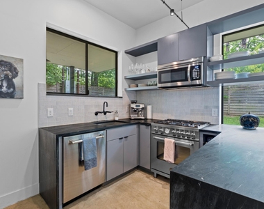 303 Woodward St - Photo Thumbnail 11