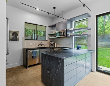 303 Woodward St - Photo Thumbnail 10