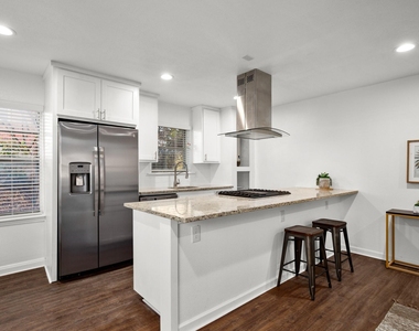 301 E 33rd St - Photo Thumbnail 2