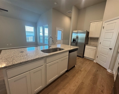 830 Staglin St - Photo Thumbnail 9