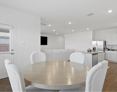 293 Ebbsfleet Dr - Photo Thumbnail 4