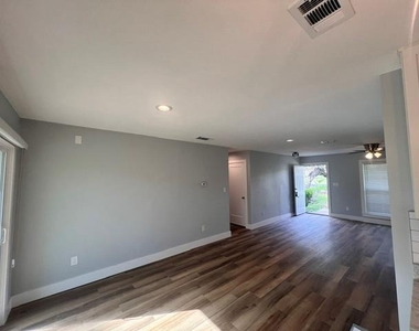 200 Deen Ave - Photo Thumbnail 9