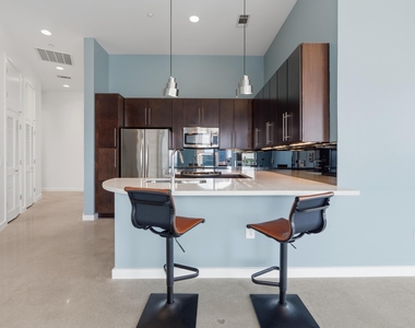 507 Sabine St - Photo Thumbnail 3
