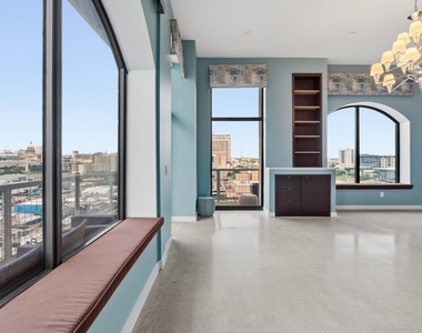 507 Sabine St - Photo Thumbnail 1