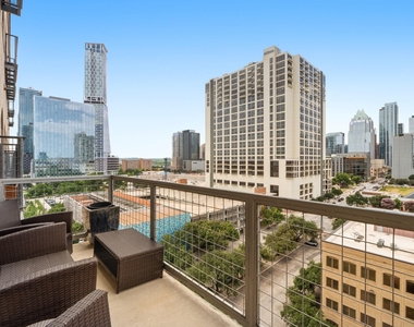 507 Sabine St - Photo Thumbnail 2