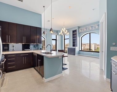 507 Sabine St - Photo Thumbnail 5