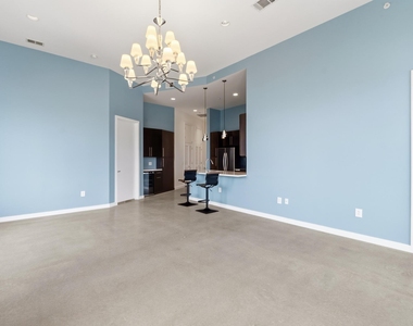 507 Sabine St - Photo Thumbnail 9
