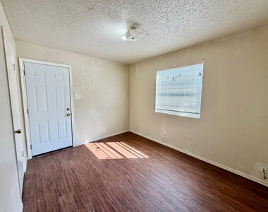 402 Hedgewood Dr - Photo Thumbnail 6