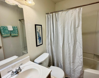 402 Hedgewood Dr - Photo Thumbnail 8