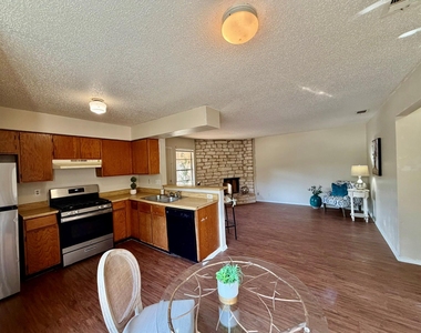 402 Hedgewood Dr - Photo Thumbnail 3