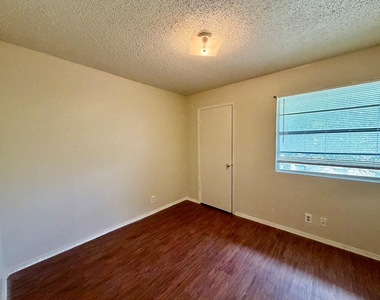 402 Hedgewood Dr - Photo Thumbnail 7