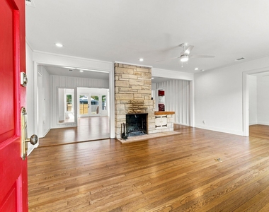 811 E 45th St - Photo Thumbnail 4