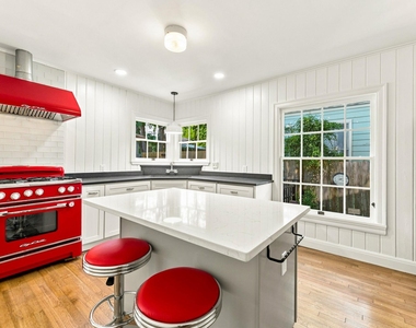 811 E 45th St - Photo Thumbnail 10