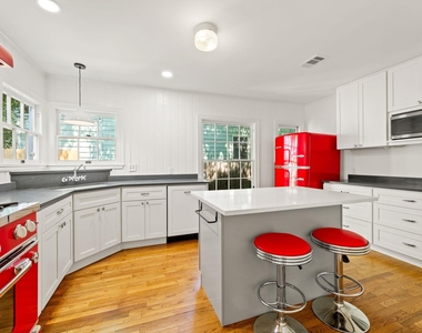 811 E 45th St - Photo Thumbnail 9