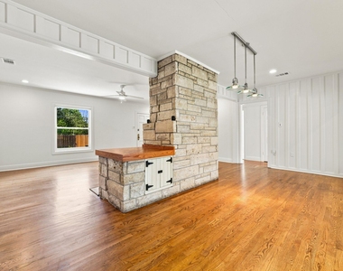 811 E 45th St - Photo Thumbnail 6