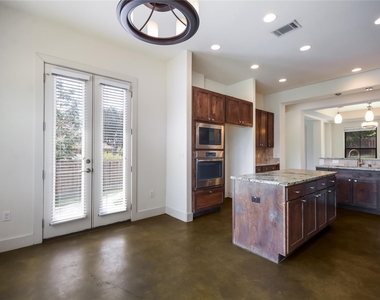 18400 Lakepoint Cv - Photo Thumbnail 11