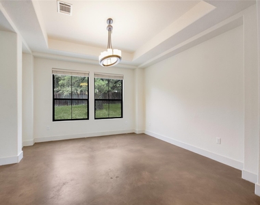 18400 Lakepoint Cv - Photo Thumbnail 6