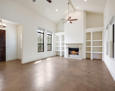 18400 Lakepoint Cv - Photo Thumbnail 4